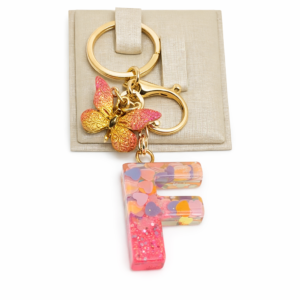 Chaveiro Letra em Resina com Borboleta Rosa e Confetes